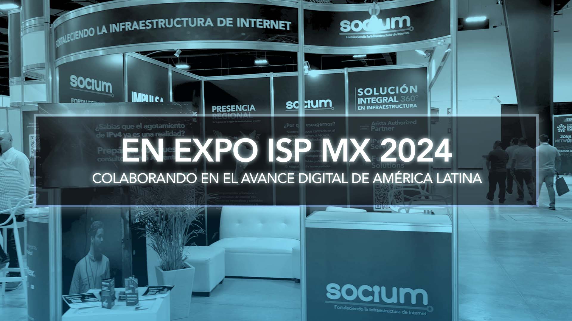 SOCIUM.CR presentando en EXPO ISP MX 2024 en Mérida. Audiencia diversa escuchando atentamente. Logotipos de SOCIUM.CR, IXSY y LACNIC